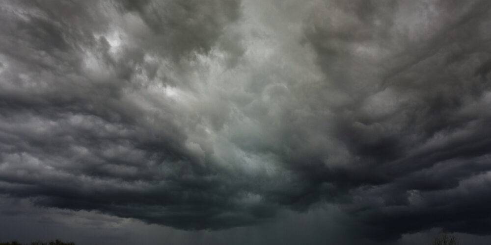 Dreigende lucht in de duinen