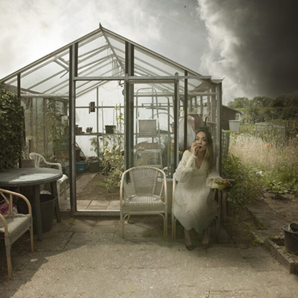 Genieten van aardbeien in de moestuin